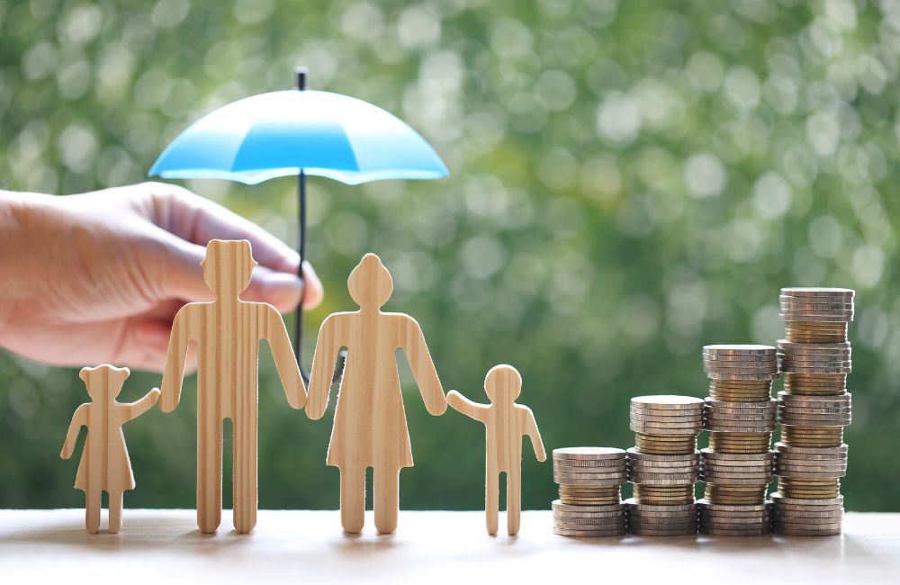 Famiglia protetta da un ombrello con risparmio in crescita, simbolo dei vantaggi di una polizza unit linked