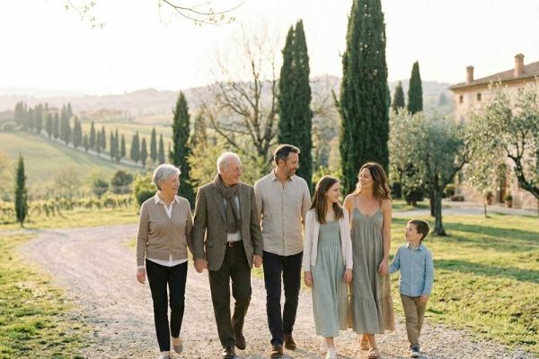 Famiglia con genitori anziani, figli e nipoti insieme in un contesto sereno, immagine che rappresenta la Generazione Sandwich e la pianificazione successoria del patrimonio familiare